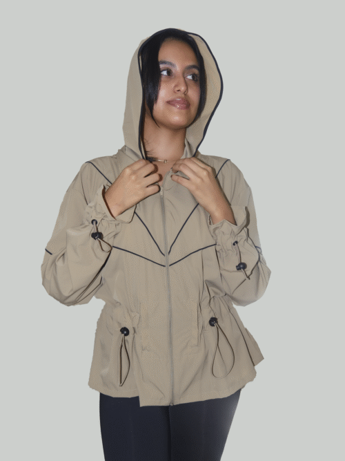 Chaqueta Tipo Cortaviento con Capota para Mujer – Diseño Deportivo con Ajuste y Contrastes