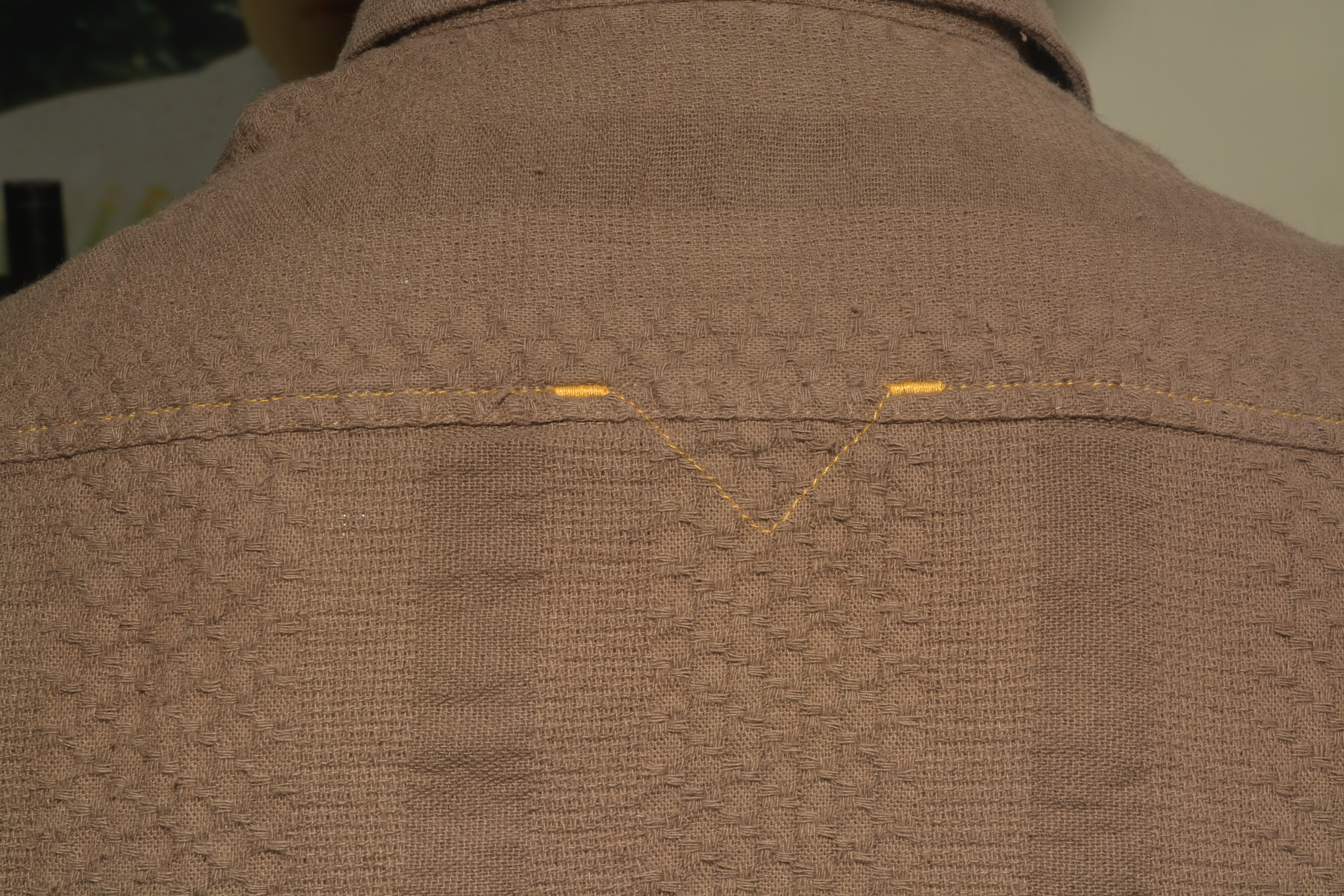 ESPALDA CON REPISE Y PRESILLAS DE REALCE