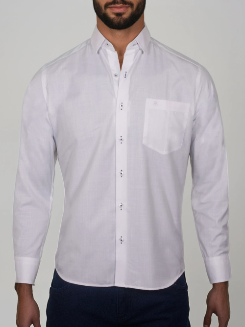 Camisa manga larga para hombre con pechera lisa, botones en contraste azul oscuro, bolsillo en punta y tela fresca de poliéster y algodón. Elegancia y comodidad en una sola prenda.